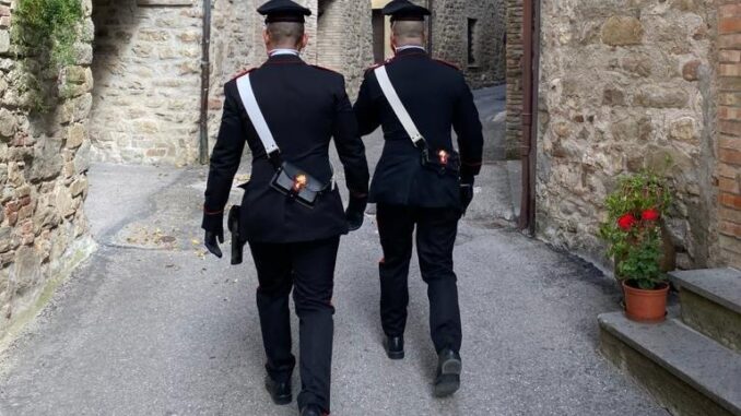 Valfabbrica: tenta di colpire con un pugno un Carabiniere, arrestato Valfabbrica: tenta di colpire con un pugno un Carabiniere, arrestato