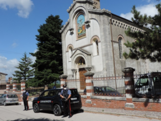Aggredisce i carabinieri che volevano controllarlo e loro lo arrestano