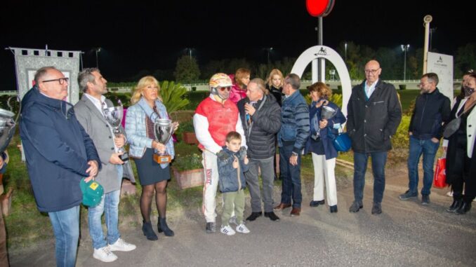 Palio dei Comuni, vince Gualdo Tadino grazie a Global Trustworthy, cavallo allenato e montato da Alessandro Gocciadoro