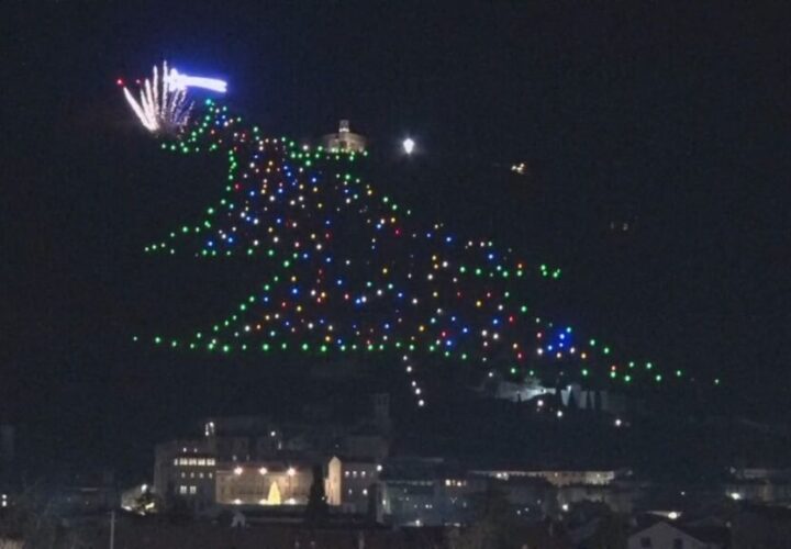 Acceso a Gubbio l'albero di Natale più grande del mondo