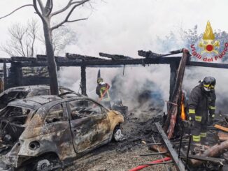 Incendio divora due auto e annesso agricolo a Voltole di Gualdo Tadino
