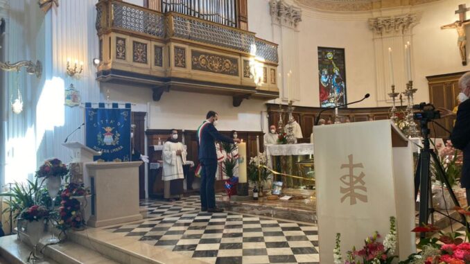 Nocera Umbra e il Santo Patrono Rinaldo, un connubio che si rinnova. Il Sindaco Caparvi dona il cero a nome della città
