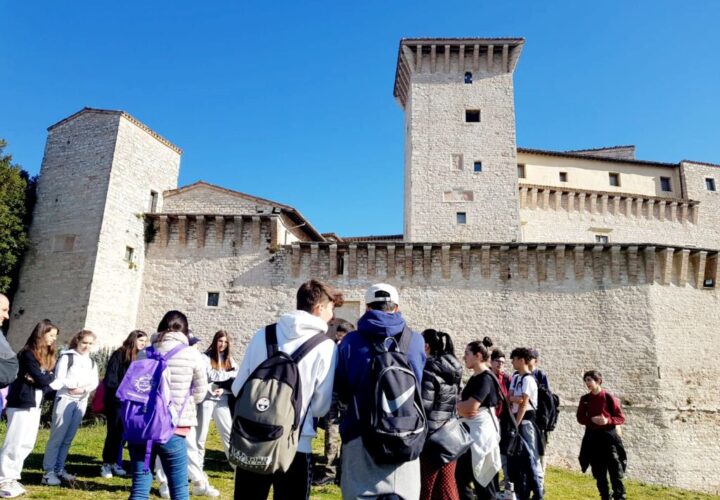 La gita di fine anno è a Gualdo Tadino. Boom di scuole al Polo museale, gli studenti tornano nei musei della città