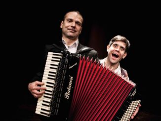 Matthias Martelli va in scena con il suo Il Mercante di Monologhi, domenica 24 luglio al Parco Rocca Flea di Gualdo Tadino.