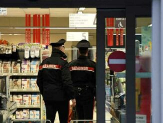 Ruba bancomat ad anziana e preleva 600euro, più i 250 che erano in borsa rubatale dal carrello