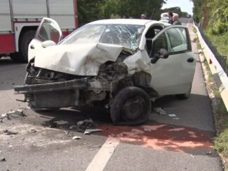 Strada 219 Pian d'Assino, incidente mortale, tre veicoli coinvolti, muore un ex prof