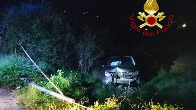 Incidente stradale a Gualdo, auto nella scarpata nella notte, non si trova il conducente