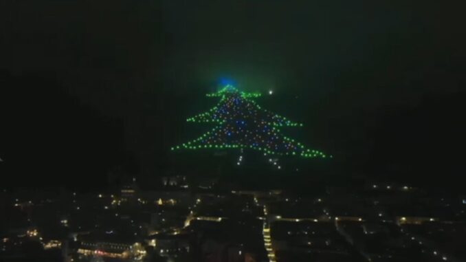 Natale 2022, acceso l'albero di Gubbio più grande del mondo