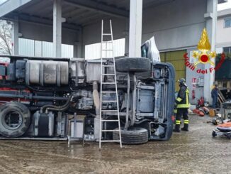 Incidente sul lavoro, autoarticolato si ribalta, ferito l’autista