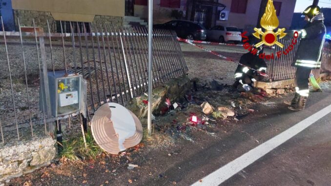Incidente stradale all'alba auto ne travolge altre 2 conducente illesa