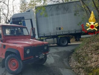 Mezzo pesante bloccato in mezzo alla curva, rimosso