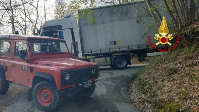 Mezzo pesante bloccato in mezzo alla curva, rimosso