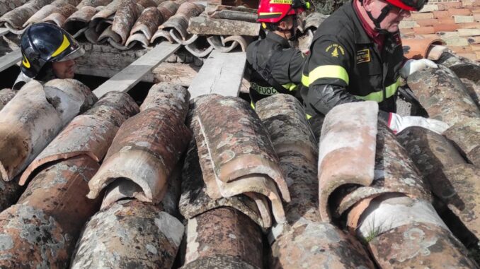 Tragedia sfiorata a Cartiere di Gualdo, crolla un tetto, due in salvo
