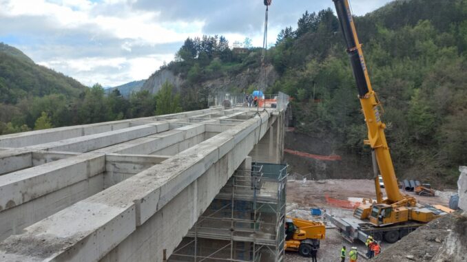 In corso lo smontaggio delle travi del viadotto "Contessa", sulla SS452 a Gubbio