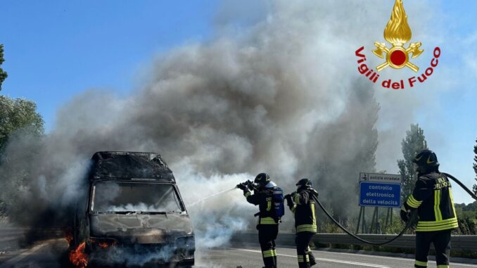 Incendio furgone sulla Flaminia Nord a Gualdo Tadino