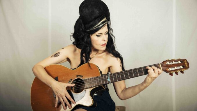 Melania Giglio in scena a Gualdo Tadino con Amy Winehouse, l’amore è un gioco a perdere