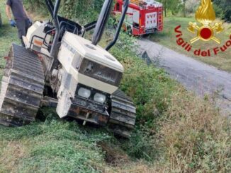Mezzo agricolo in bilico a Caprara di Gualdo Tadino, recuperato