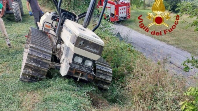 Mezzo agricolo in bilico a Caprara di Gualdo Tadino, recuperato
