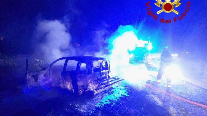 Incendio doloso, autovettura in fiamme a Cerqueto di Gualdo Tadino