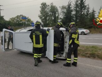 Incidente stradale a Gubbio, auto si ribalta su Pian d'Assino