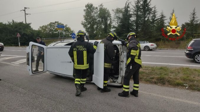 Incidente stradale a Gubbio, auto si ribalta su Pian d'Assino Incidente stradale a Gubbio, auto si ribalta su Pian d'Assino