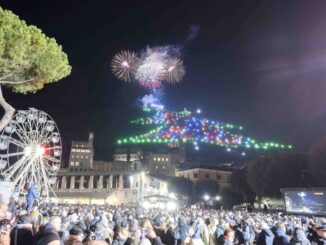 Gubbio, acceso l’albero di Natale più grande del mondo