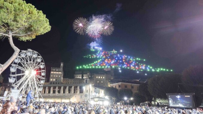 Gubbio, acceso l’albero di Natale più grande del mondo