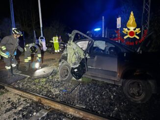 Auto travolta dal treno a Gualdo Tadino, conducente in ospedale