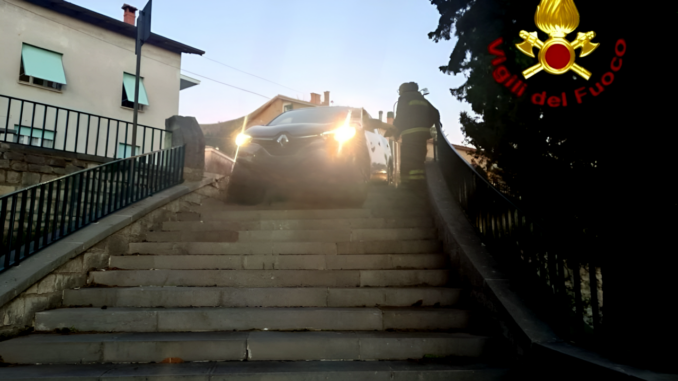 Auto finisce in una scalinata al Mausoleo dei 40 Martiri di Gubbio