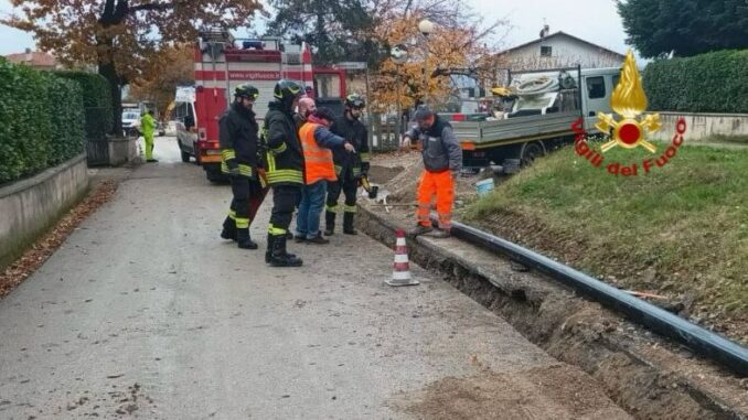 Operaio soccorso in cantiere, era caduto in una trincea di scavo