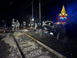 Auto travolta dal treno a Gualdo Tadino, conducente in ospedale