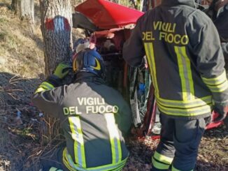 Auto si ribalta al Bottaccione, donna estratta dai vigili del fuoco