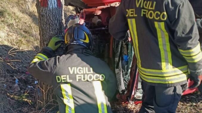 Auto si ribalta al Bottaccione, donna estratta dai vigili del fuoco