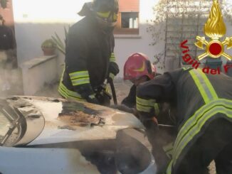 Panico in città, a Gubbio via Corta, per incendio auto a metano