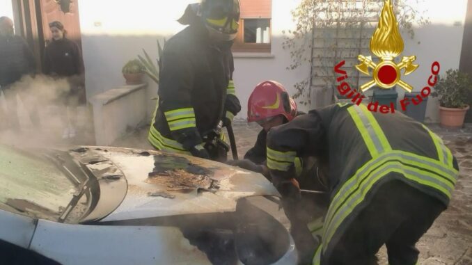 Panico in città, a Gubbio via Corta, per incendio auto a metano