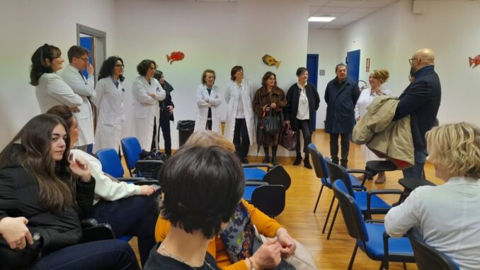Gli studenti Mastro Giorgio Nelli di Gubbio donano ceramiche all'ospedale di Branca