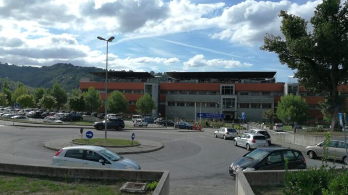 Calci e pugni al figlio, quasi strozzato da due rapinatori in strada