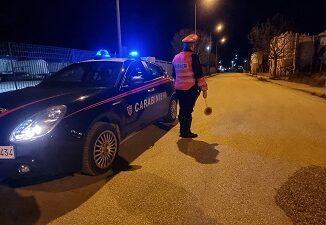 Buttano la droga dal finestrino dell'auto per non farsi beccare dai carabinieri