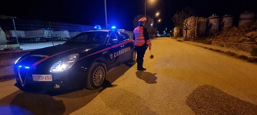 Buttano la droga dal finestrino dell'auto per non farsi beccare dai carabinieri