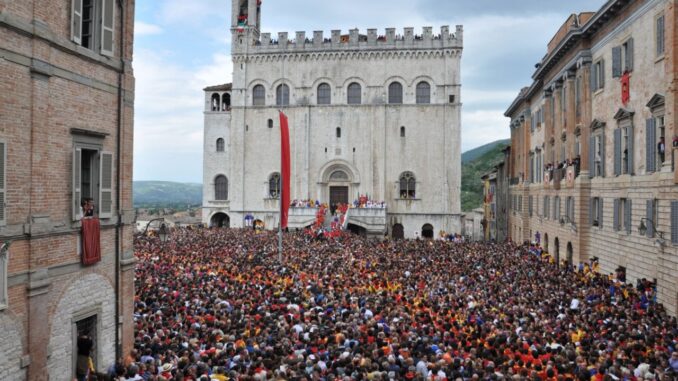 I Ceri con la Tradizionale "Discesa" festa a Gubbio