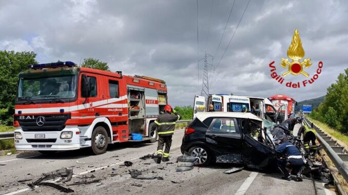 Incidente frontale sulla Pian d'Assino, persona grave in ospedale