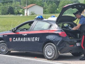 Minaccia la madre per estorcerle denaro, arrestano un 23enne