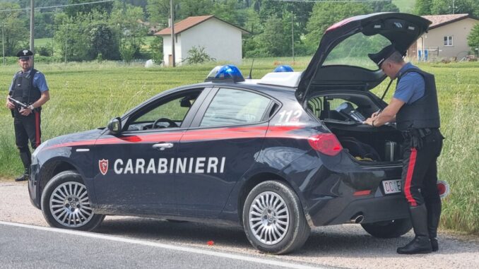 Minaccia la madre per estorcerle denaro, arrestano un 23enne