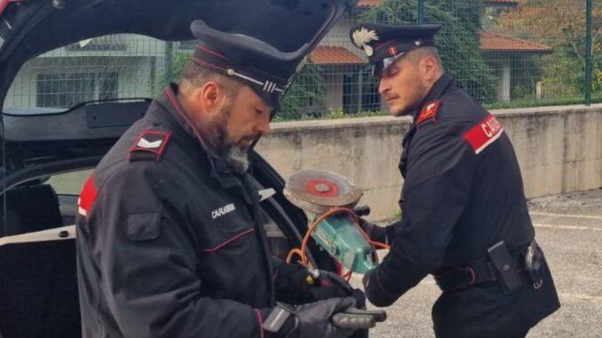 Carabinieri inseguono auto rubata a Gubbio, ladri in fuga