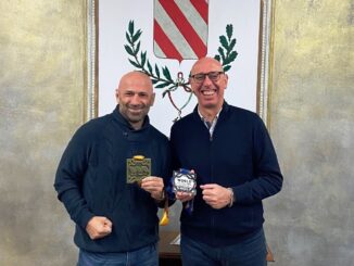 Gianluca Castellani premiato dal Sindaco Presciutti per l'argento mondiale