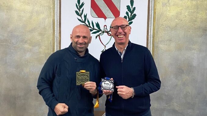Gianluca Castellani premiato dal Sindaco Presciutti per l'argento mondiale