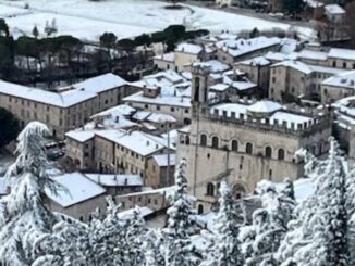 Gubbio imbiancata: neve e disagi alla viabilità