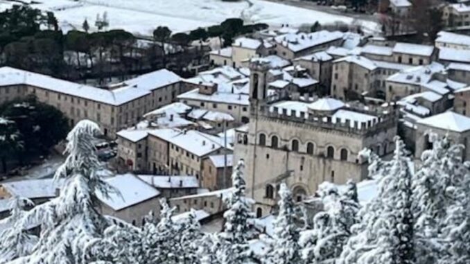 Gubbio imbiancata: neve e disagi alla viabilità