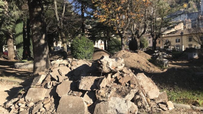 Protesta per la devastazione del giardino storico di Gubbio