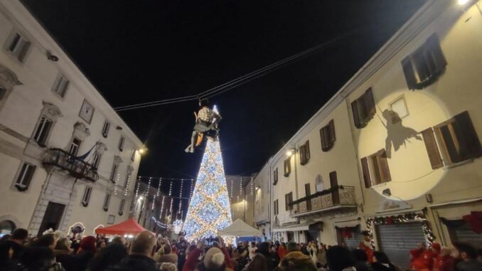 Successo travolgente per l’arrivo della Befana a Gualdo Tadino